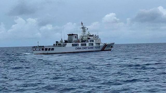 中日爆发"激烈交锋"，菲站出来力挺日本，在南海持刀威胁中国海警