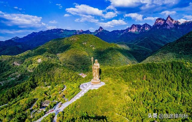 九华山景区窗外景色生动，层峦叠嶂山峰被薄雾笼罩，比想象中好看