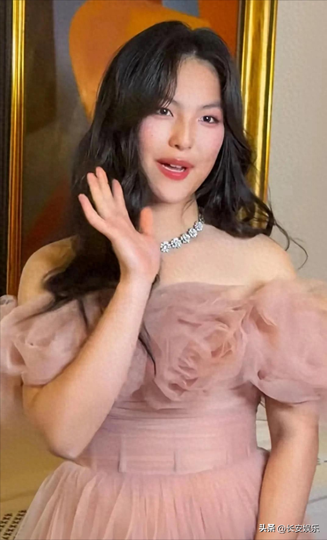我的天 李湘女儿这哪像16岁 看着像46岁中年女性 而且还越来越男相了