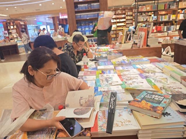 长假休闲书香相伴，市民热衷国庆逛书店