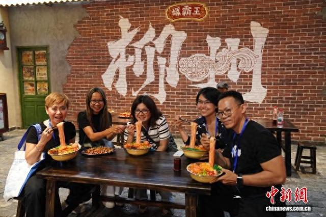 一碗粉“嗦”出百亿产业 化身文化符号飘香海外