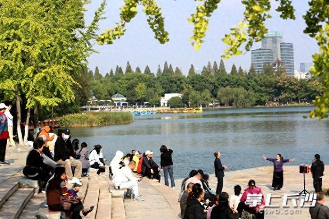气温回升秋阳灿烂，湖南烈士公园成市民赏秋好去处｜组图