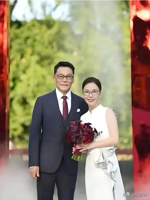 原来李国庆前妻是她，多次上演“互撕”戏码，离婚后整个人大变样