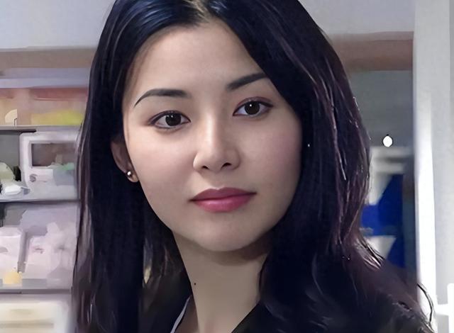 21岁拍三级，30岁被出轨，38岁嫁大佬，如今52岁没孩子也被宠成宝