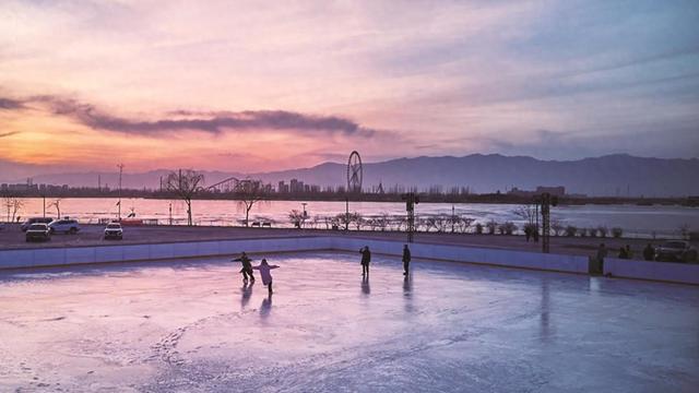 全龄段覆盖+全时段玩法 览山落日冰场打造冬日浪漫新地标