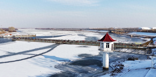 嫩江冬日图鉴▶跑冰排落幕，千里冰封上线