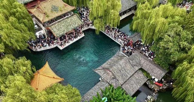 国庆假期景点“长”满了人，为啥总有景区倒闭？