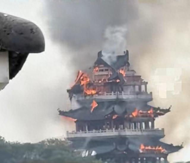 永庆寺早期门前防火横幅照片被挖出!标语成"亮点"，网友：辣眼睛