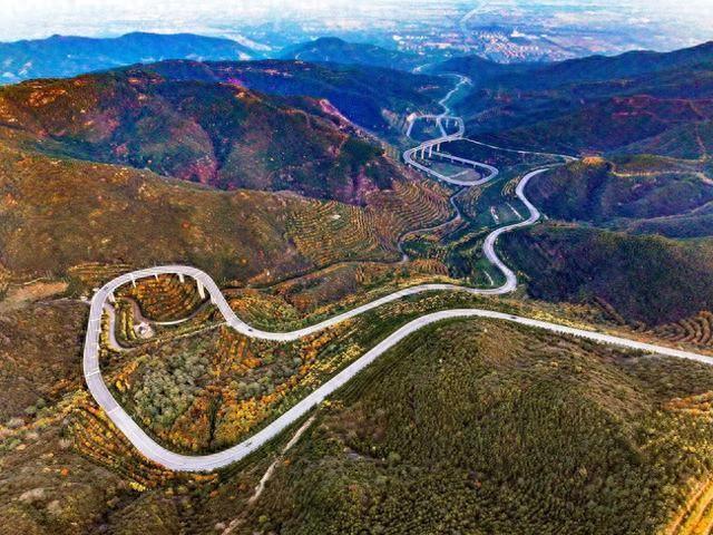 天龙山旅游公路如巨龙盘旋于五彩斑斓的山间