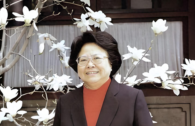 “坚持计划生育一百年不动摇”的彭佩云逝世，她父亲的人生更传奇