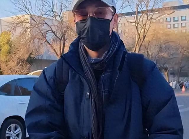 朱媛媛去世不到1年，52岁辛柏青现身春晚彩排，恶心的一幕出现了