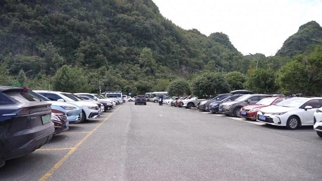 千年布依古寨迎客流高峰 镇宁高荡“双节”前三天游客破8000人次