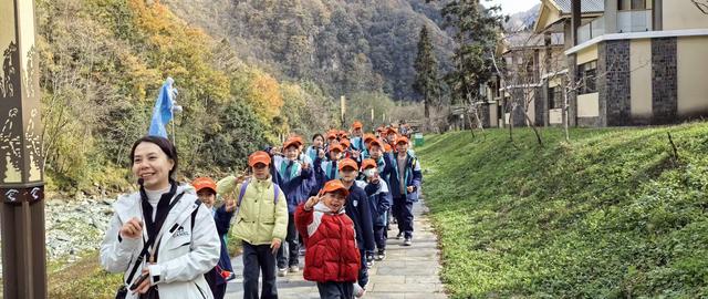 四川多地再迎秋假 青川唐家河红叶研学双热引亲子潮