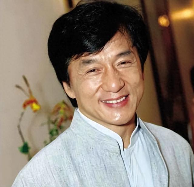 官媒对成龙的称呼变了，三字之差释放强烈信号，王晶的话有人信了