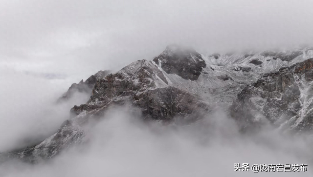 雷古山初雪：云端之上的冰雪絮语