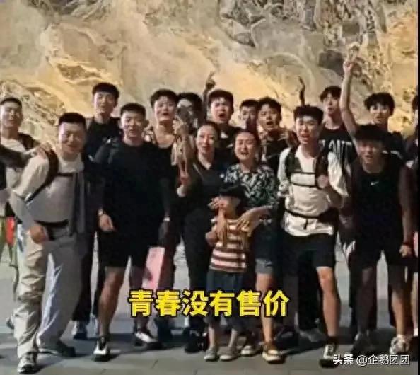 两位小姐姐花3万请24人爬泰山，竟有19人在哄娃！天价陪爬值吗？