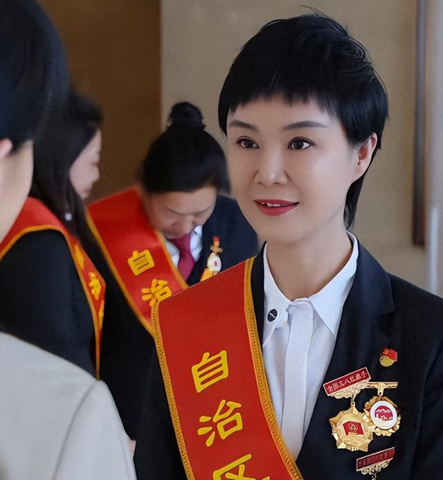 47岁贺娇龙去世！同学曝抢救过程，网友提醒成真	，此前疑早有征兆