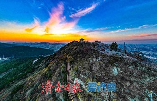 初冬千佛山绝美晚霞 落日余晖映天际