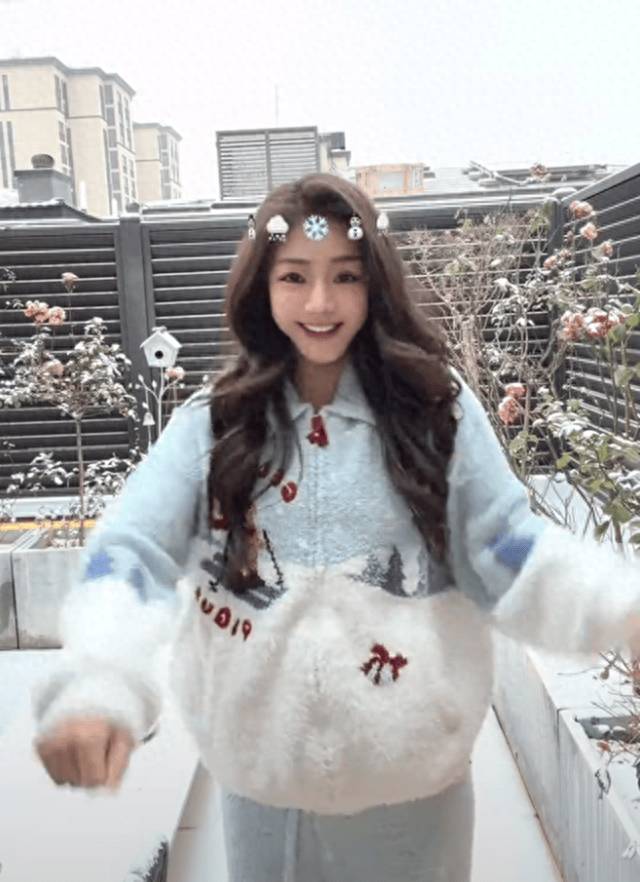 雪落如诗，42岁邓家佳离婚6年活成这般模样 院内搭鸟窝种花太惬意