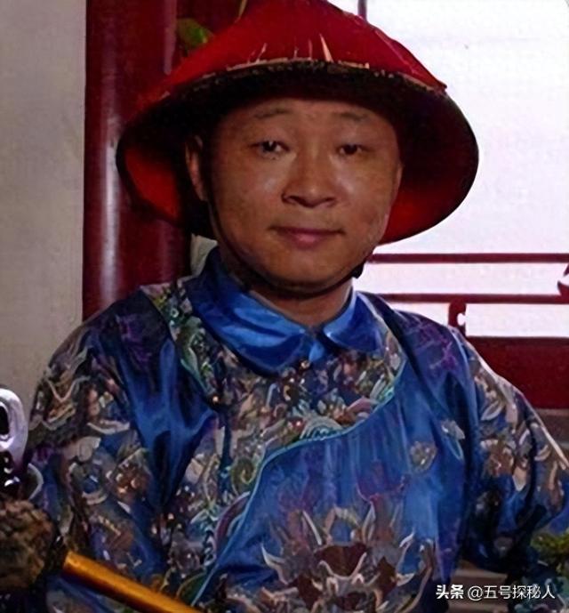 56岁赵亮现状：带小16岁模特老婆深山养鸡，满脸皱纹未衰先老