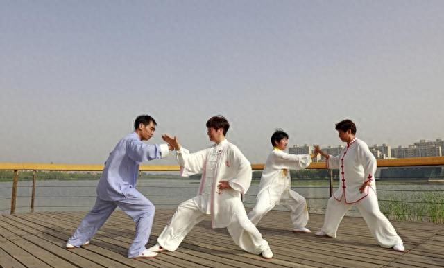 练太极总纠结“直拳	”？懂了“折叠转换”和“蓄势”，才算摸到门