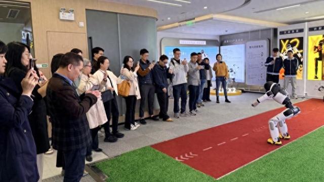 智元机器人今天迎来一批特殊客人，共绘转型蓝图