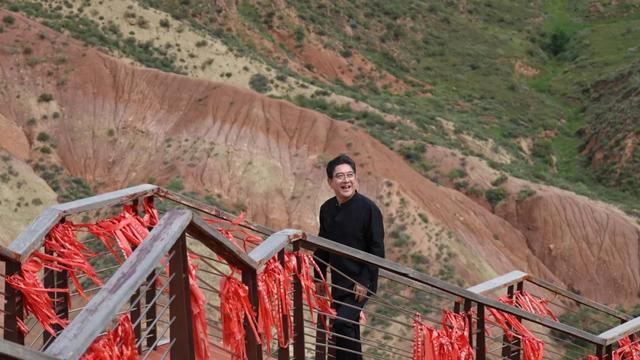 著名央视主持人水均益再次探访兰州水墨丹霞，直呼“不虚此行”！
