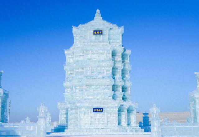 武汉黄鹤楼现身哈尔滨冰雪世界，冰砖背后藏着秘密。真假黄鹤楼？