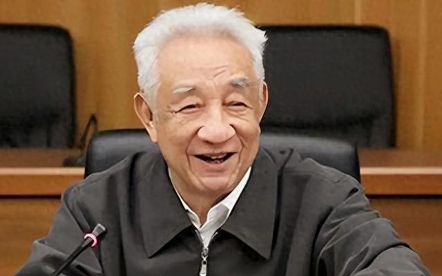 原副总理邹家华功勋卓著，他的两个兄妹是做什么的