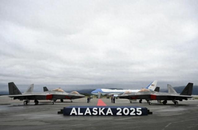 普京被请进“包围圈”？满眼都是F22和阿帕奇，F35和B-2低空剃头