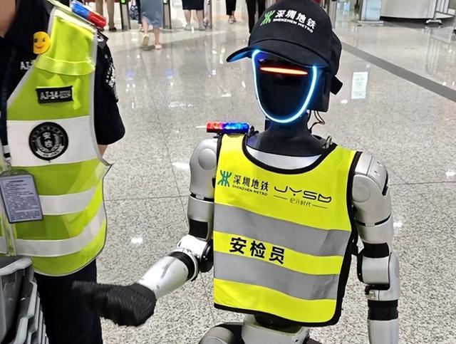 是否裁人引热议！深圳地铁启用机器人担任安检员