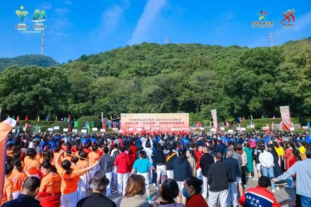 九九重阳，2000名银发族在江山登高赏秋