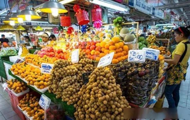 泰国大量水果腐烂，因为摊上的一句中文，中国游客：自己留着吧