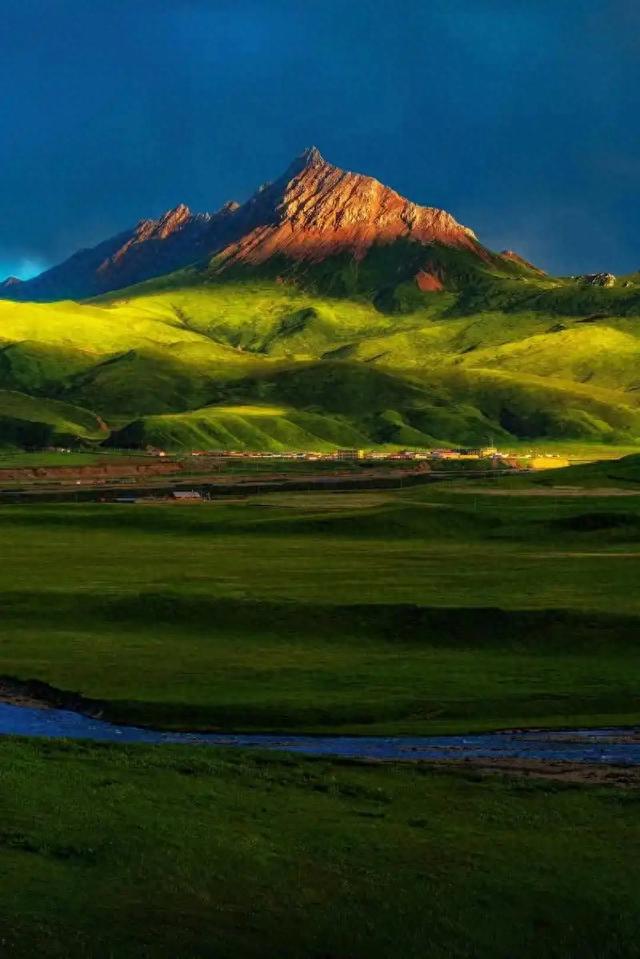 岁月的分水岭，回望是青春的余光，瞻是暮年的微光。