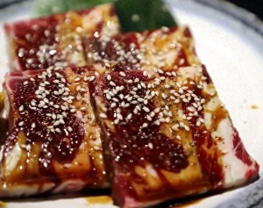 烧烤牛肉的腌制方法（一口就爱上烤肉店不同部位牛肉腌制法揭秘）