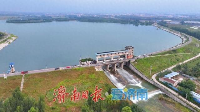 一年四季 泉在济南丨杏林水库开闸泄洪 飞瀑奔涌现壮丽景观，吸引市民驻足