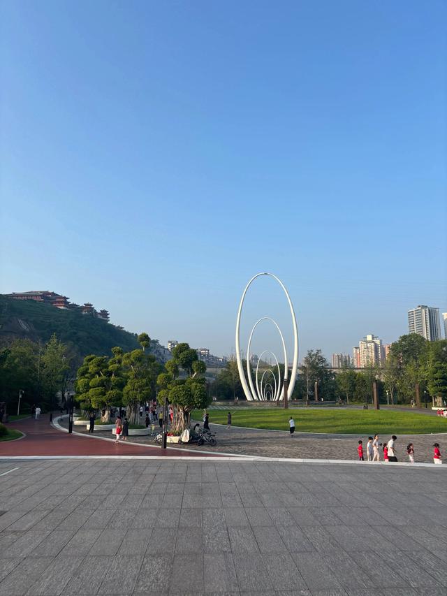 七律·游河边公园