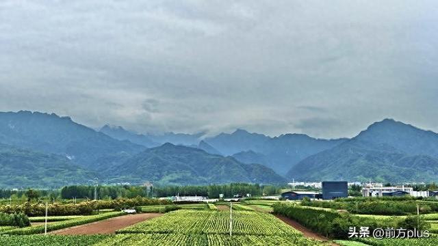 雨后云绕青山翠