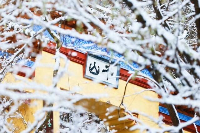 千山冰雪盛景 游客纷至沓来