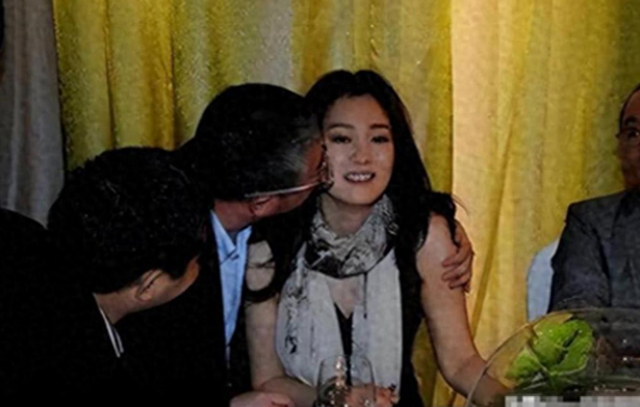 陪玩陪睡仅开胃菜！拳头塞嘴、组团开嫖，周迅遭殃 阴暗面彻底曝光