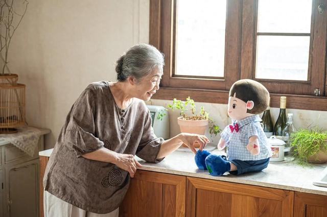 好抽象，韩国给独居老人发AI玩偶，24h陪伴+健康监测