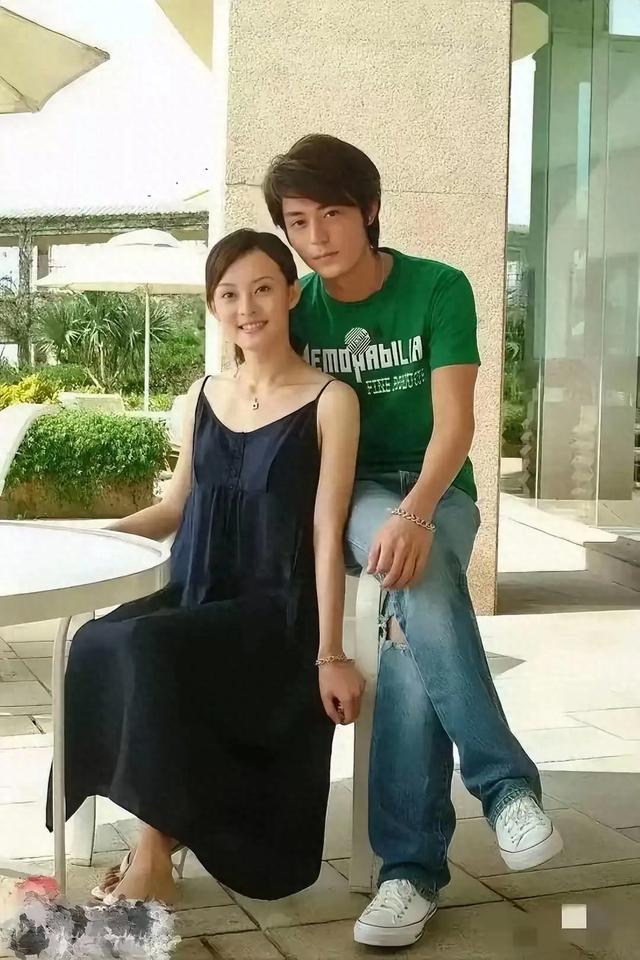 不知道邓超看到这张照片有何感想？当年两人真是男才女貌。