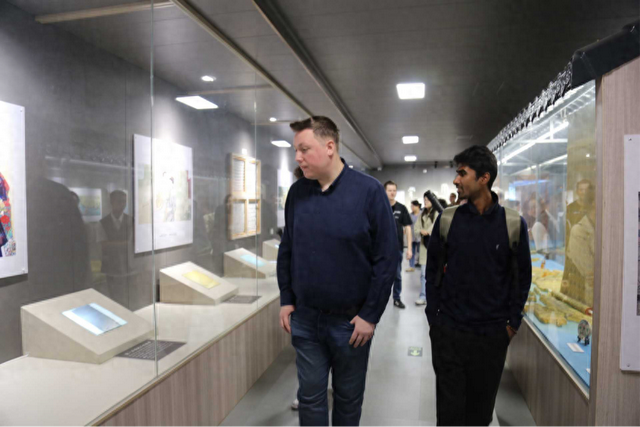 河泥+阳光=软黄金？国际主播网红沉浸式体验香云纱技艺魅力