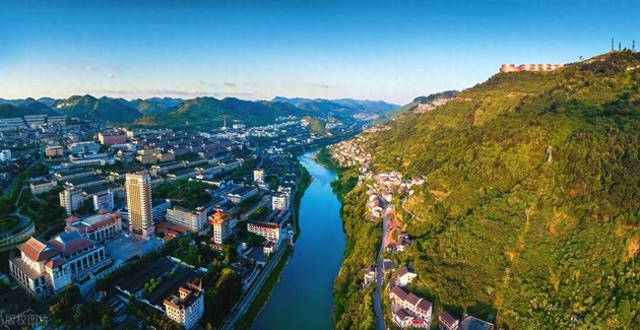 跟着男朋友到了遵义生活了一年了，说实话，我羡慕遵义的生活