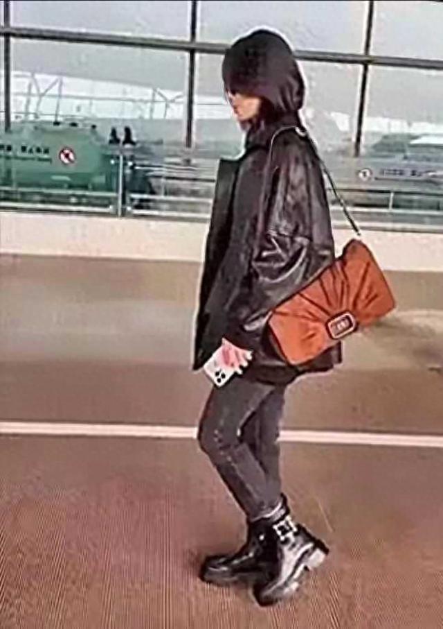 网友街头偶遇辛芷蕾，身材比例惨不忍睹，看起来身高不到158