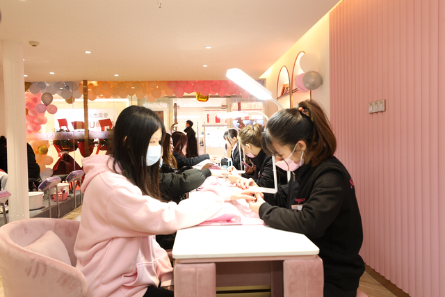 美甲店名字高端大气（NAIL PALACE美甲宫殿圈粉无数的美甲店）