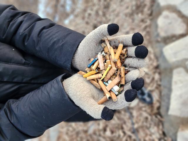 山林里屡屡见烟头，防火岂能是儿戏？