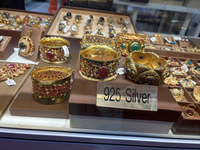 黄金、钻石产业转型升级进行时，实探进博会的“闪亮生意”