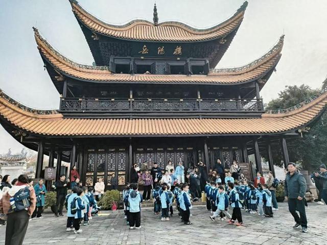 探秘千年名楼 播种文化自信——岳阳市四幼儿园开展“我是岳阳楼小探秘家”社会实践活动