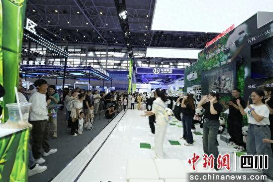 长虹携“熊猫 AI + 硬核科技”闪耀第十三届科博会